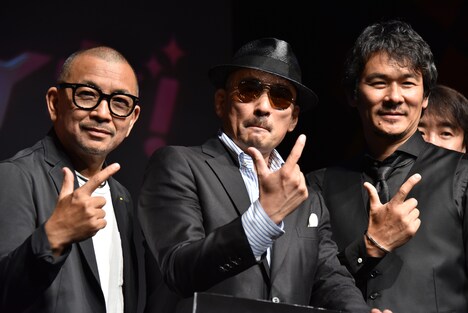 左から中野英雄、横山剣、伊原剛志。