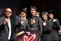 左から中野英雄、横山剣、伊原剛志、一雫ライオン、門馬直人監督。