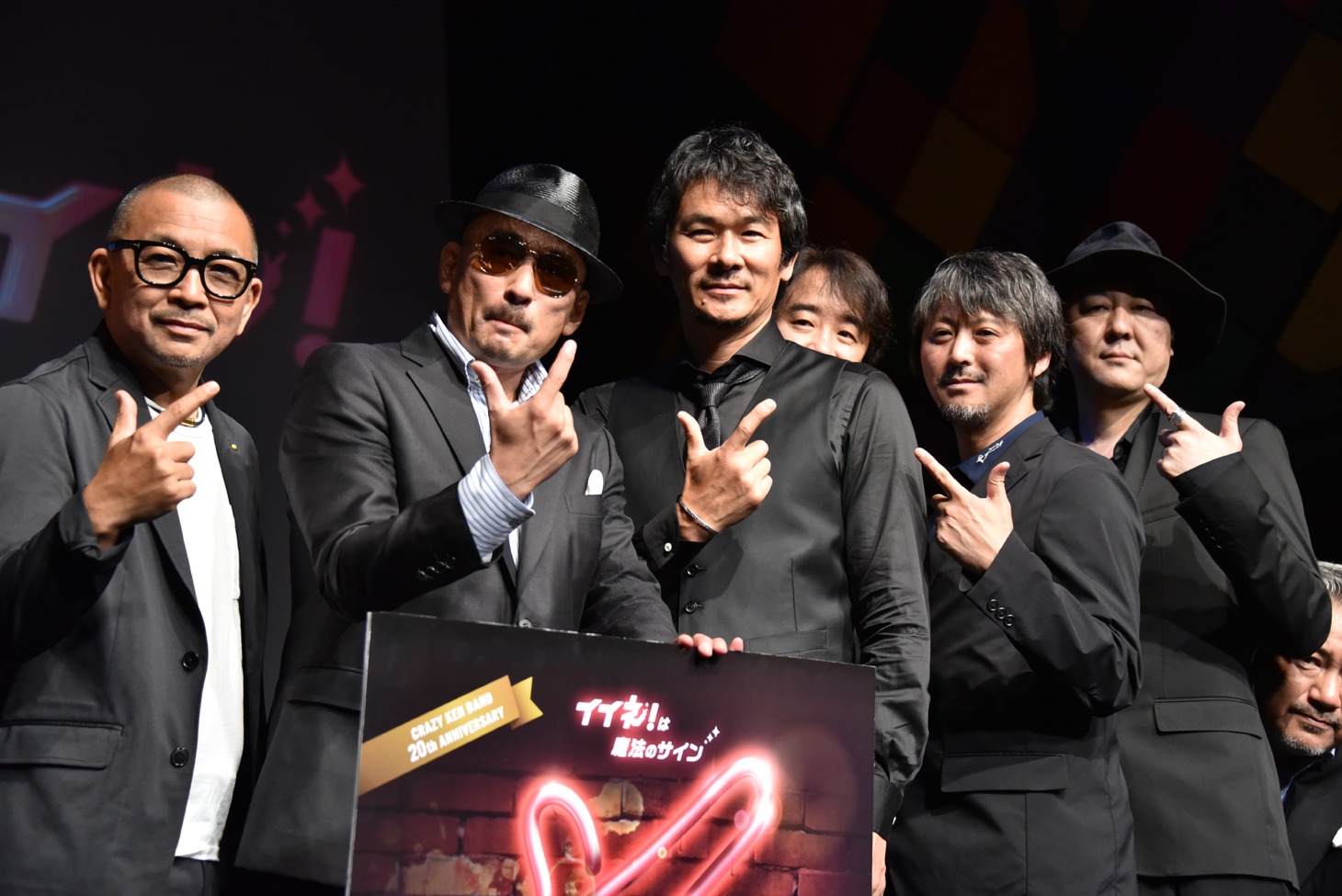 左から中野英雄、横山剣、伊原剛志、一雫ライオン、門馬直人監督。