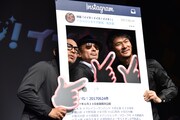 Instagram風のパネルにはまって身を寄せ合う中野英雄、横山剣、伊原剛志（左から）。