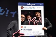 Instagram風のパネルを使って記念撮影する中野英雄、横山剣（クレイジーケンバンド）、伊原剛志（左から）。