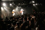 さくらしめじのライブの様子。