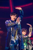 若干黒目の残る白目をするカイ。