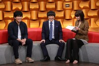 左から秦基博、バカリズム、マギー。(c)日本テレビ