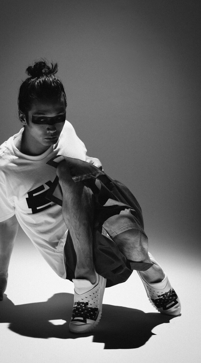 「ANREALAGE MONTE Z」のプロモーション映像に出演する森山未來。