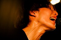 アマダシンスケ（B, Vo / FOMARE）（Photo by Viola Kam [V'z Twinkle]）