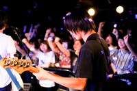 佐藤知己（B / KOTORI）（Photo by Viola Kam [V'z Twinkle]）