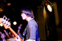 佐藤知己（B / KOTORI）（Photo by Viola Kam [V'z Twinkle]）