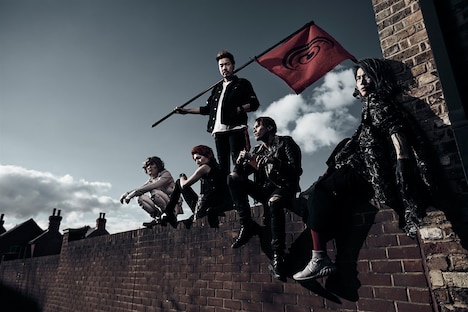 Crossfaith。中央がKenta Koie（Vo）。