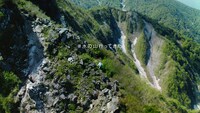 「サントリー天然水」新CM「水の山行ってきた 奥大山」編のワンシーン。