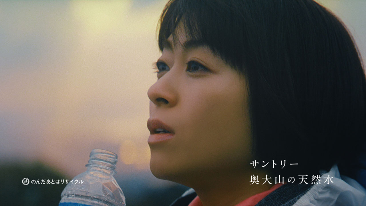 「サントリー天然水」新CM「水の山行ってきた 奥大山」編のワンシーン。