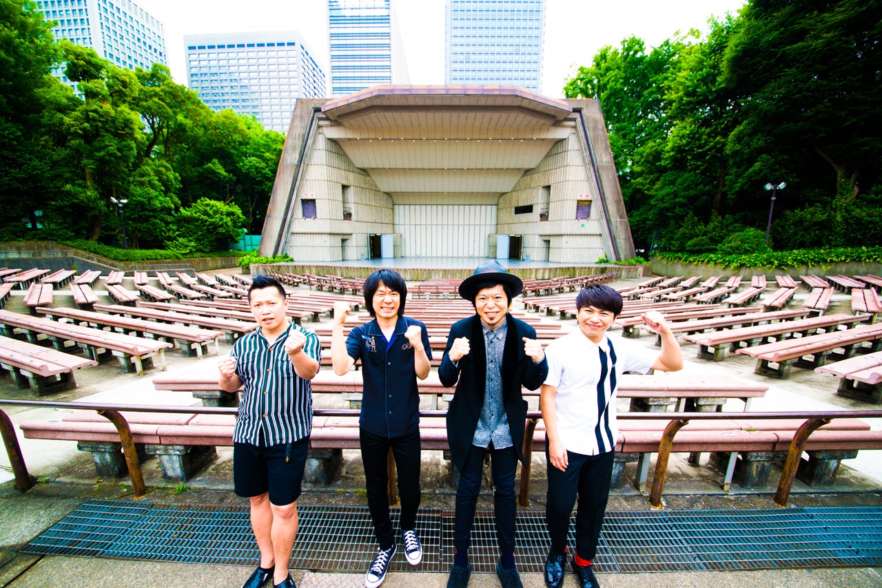 東京・日比谷野外大音楽堂でガッツポーズをするTHE イナズマ戦隊。（写真提供：SMA）