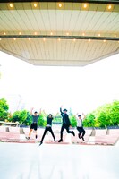 初の東京・日比谷野外大音楽堂のステージに浮かれて飛び跳ねるTHE イナズマ戦隊。（写真提供：SMA）