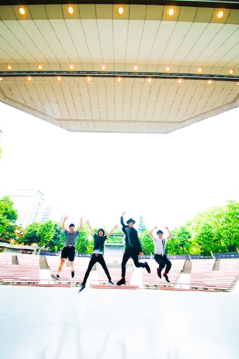 初の東京・日比谷野外大音楽堂のステージに浮かれて飛び跳ねるTHE イナズマ戦隊。（写真提供：SMA）