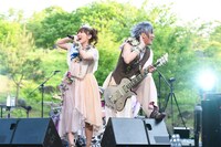 angela「デビュー13周年記念☆拡大版 全部が主題歌ライヴ!!」山梨・河口湖ステラシアター公演の様子。（写真提供：キングレコード）