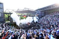 angela「デビュー13周年記念☆拡大版 全部が主題歌ライヴ!!」山梨・河口湖ステラシアター公演の様子。（写真提供：キングレコード）