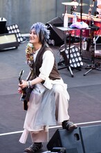 angela「デビュー13周年記念☆拡大版 全部が主題歌ライヴ!!」山梨・河口湖ステラシアター公演の様子。（写真提供：キングレコード）