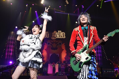 angela「angelaのミュージック・ワンダー★特大サーカスin日本武道館~僕等は目指したShangri-La~」東京・日本武道館公演の様子。(写真提供:キングレコード)