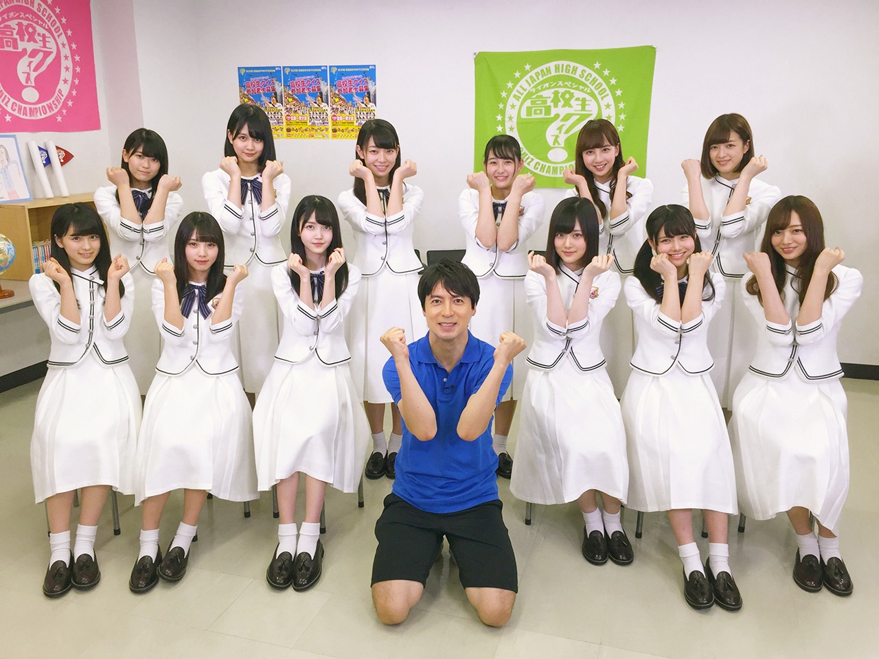乃木坂46の3期生メンバーと「全国高等学校クイズ選手権」司会の桝太一アナウンサー（前列中央）。 (c)日本テレビ