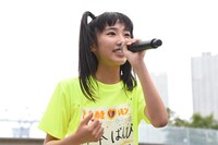 宣伝部員に挨拶をする藤本ばんび。