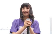 宣伝部員に挨拶をする小高サラ。