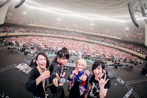 THE ORAL CIGARETTESとファン。（Photo by Viola Kam ［V'z Twinkle Photography］）