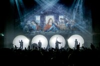 THE ORAL CIGARETTESの日本武道館公演の様子。（撮影：鈴木公平）