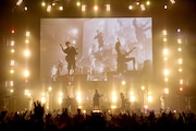 THE ORAL CIGARETTESの日本武道館公演の様子。（撮影：鈴木公平）