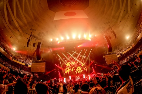 THE ORAL CIGARETTESの日本武道館公演の様子。（撮影：鈴木公平）