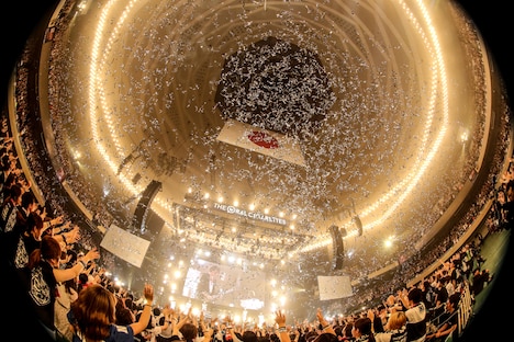 THE ORAL CIGARETTESの日本武道館公演の様子。（撮影：鈴木公平）