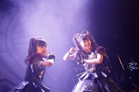 人気画像3位は「BABYMETAL、ロサンゼルスでのワンマンライブに4000人熱狂」より、YUIMETAL（Scream, Dance）とMOAMETAL（Scream, Dance）。（Photo by Tsukasa Miyoshi ［Showcase］）