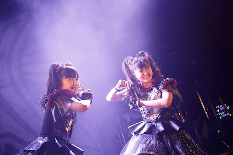 YUIMETAL（Scream, Dance）とMOAMETAL（Scream, Dance）。（Photo by Tsukasa Miyoshi ［Showcase］）