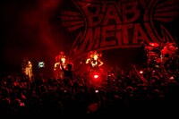 人気画像6位は「BABYMETAL、ロサンゼルスでのワンマンライブに4000人熱狂」より、「BABYMETAL US TOUR 2017 SPECIAL HEADLINE SHOW IN LA」の様子。（Photo by Tsukasa Miyoshi ［Showcase］）