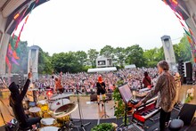 「GLIM SPANKY 野音ライブ 2017」の様子。（撮影：ハヤシマコ）