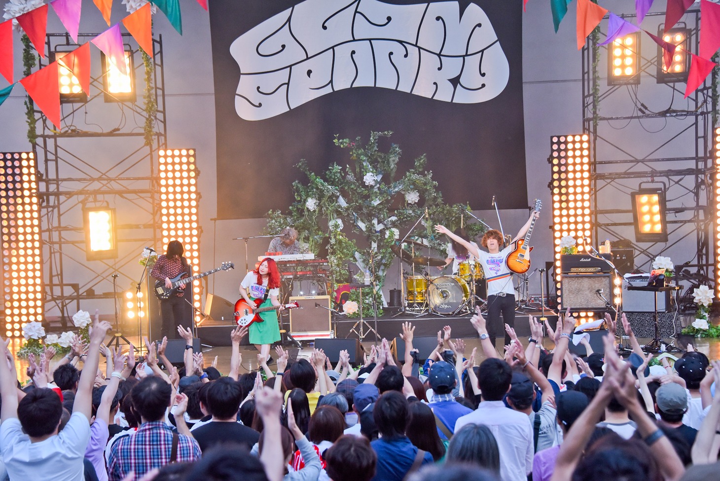 「GLIM SPANKY 野音ライブ 2017」の様子。（撮影：ハヤシマコ）