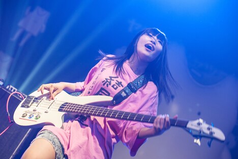 しばたありぼぼ（B, Vo）（Photo by keiju kawase）