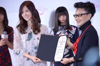 委嘱状を受け取る白石麻衣（左）。