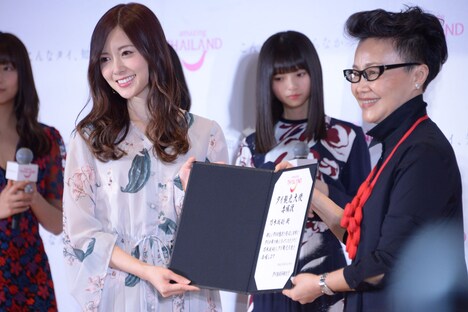 委嘱状を受け取る白石麻衣（左）。