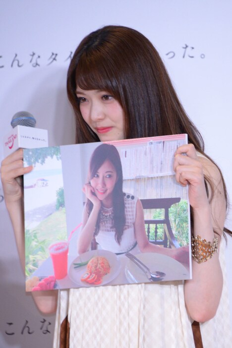 プーケットで撮影した写真を紹介する松村沙友理。