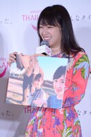 アユタヤで撮影した写真を紹介する高山一実。