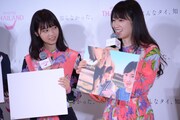 アユタヤで撮影した写真を紹介する高山一実（右）と西野七瀬（左）。