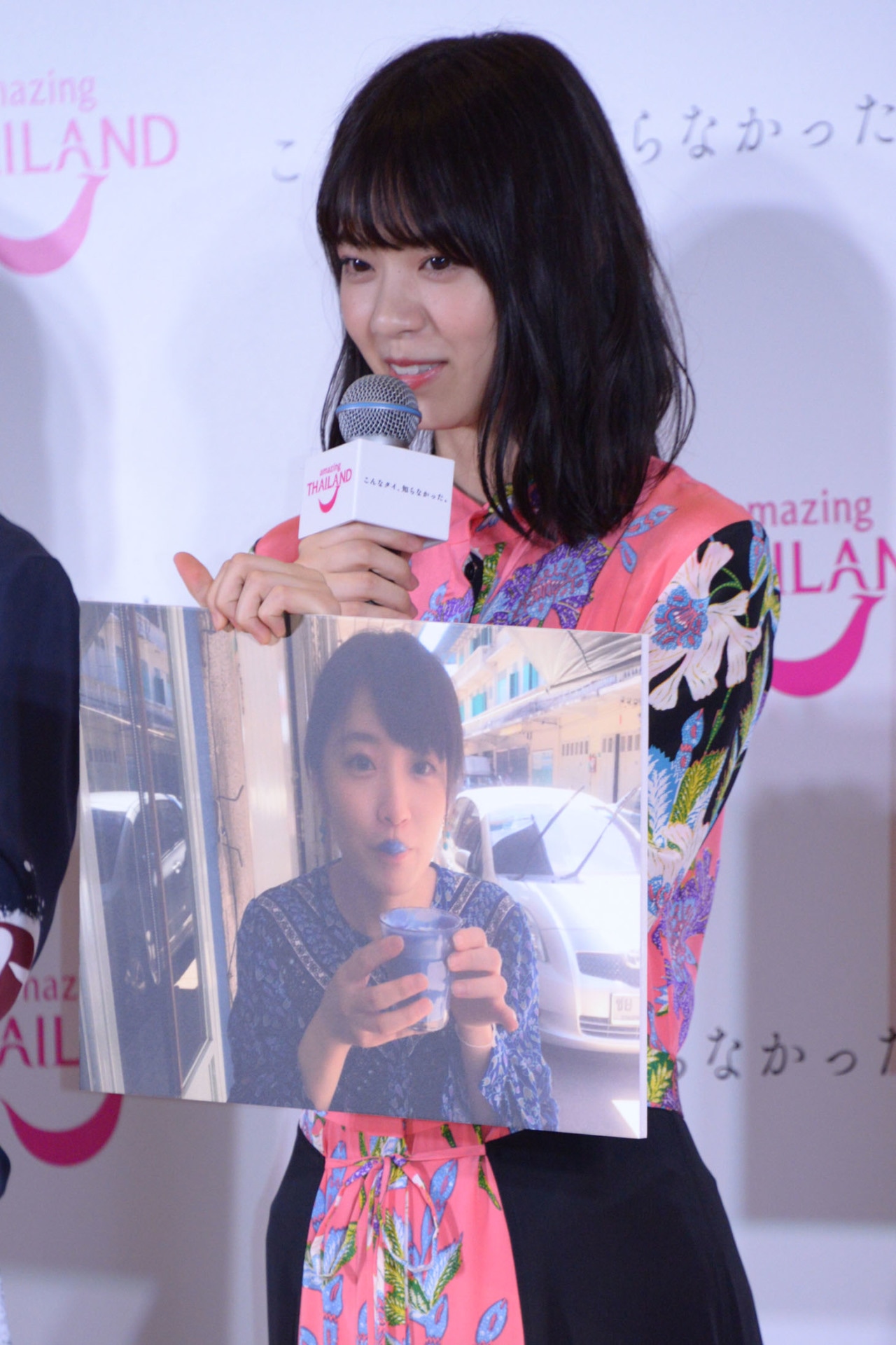 アユタヤで撮影した写真を紹介する西野七瀬。