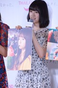 バンコクで撮影した写真を紹介する堀未央奈。