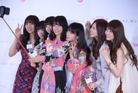 セルフィーを撮影する乃木坂46。