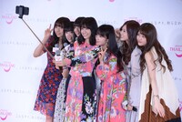 セルフィーを撮影する乃木坂46。