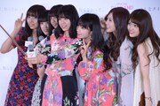 セルフィーを撮影する乃木坂46。
