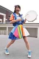 「ドンウォーリー！」のイントロで太鼓を鳴らす辻野かなみ。