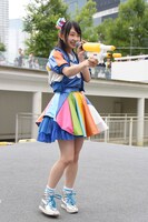 水鉄砲を片手に歌う辻野かなみ。