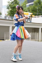 水鉄砲を片手に歌う辻野かなみ。