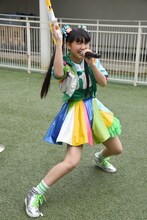 水鉄砲を片手に歌う吉川ひより。